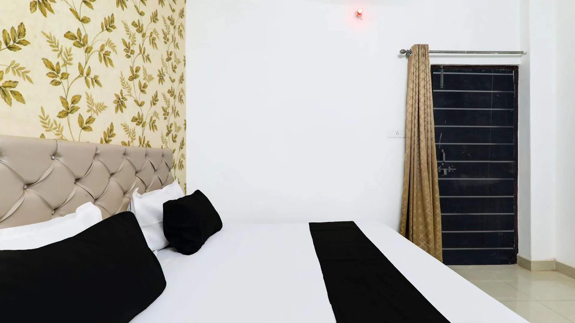 Spot On The Rustic Inn Guest House Varanasi Hotel