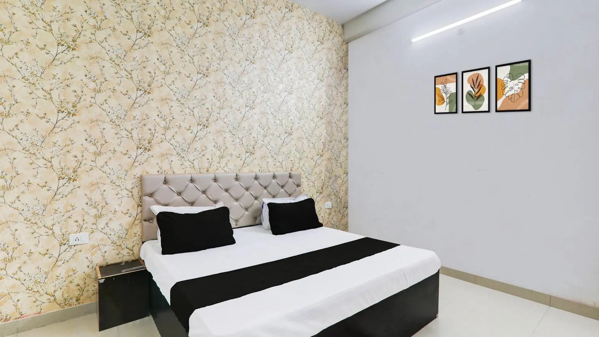 Spot On The Rustic Inn Guest House Varanasi Hotel